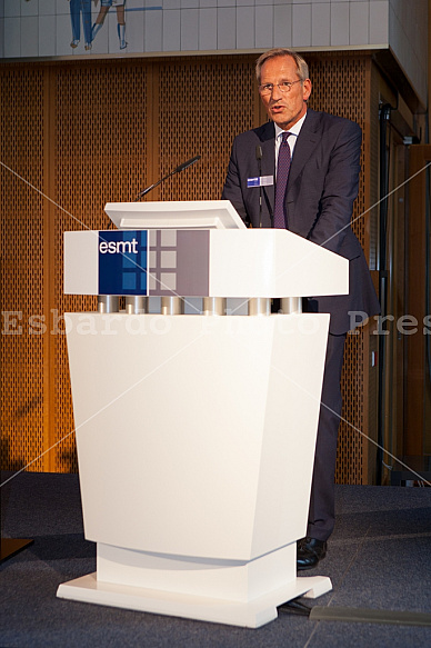 Mario Draghi receives the 'Responsible Leadership Award'