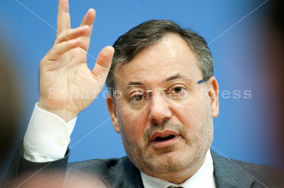Ahmed Mansour in the building of Press Conferences