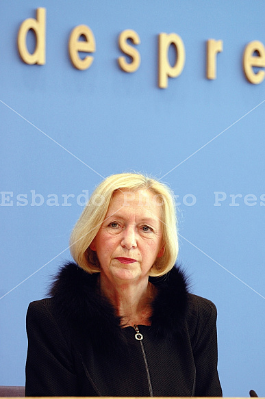 First press conference of the Minister of Education and Research Johanna Wanka