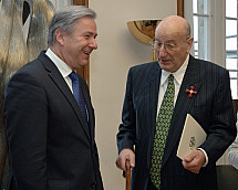 Klaus Wowereit presented the Order of Merit of Germany to Manfred Krug