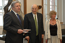 Klaus Wowereit presented the Order of Merit of Germany to Manfred Krug